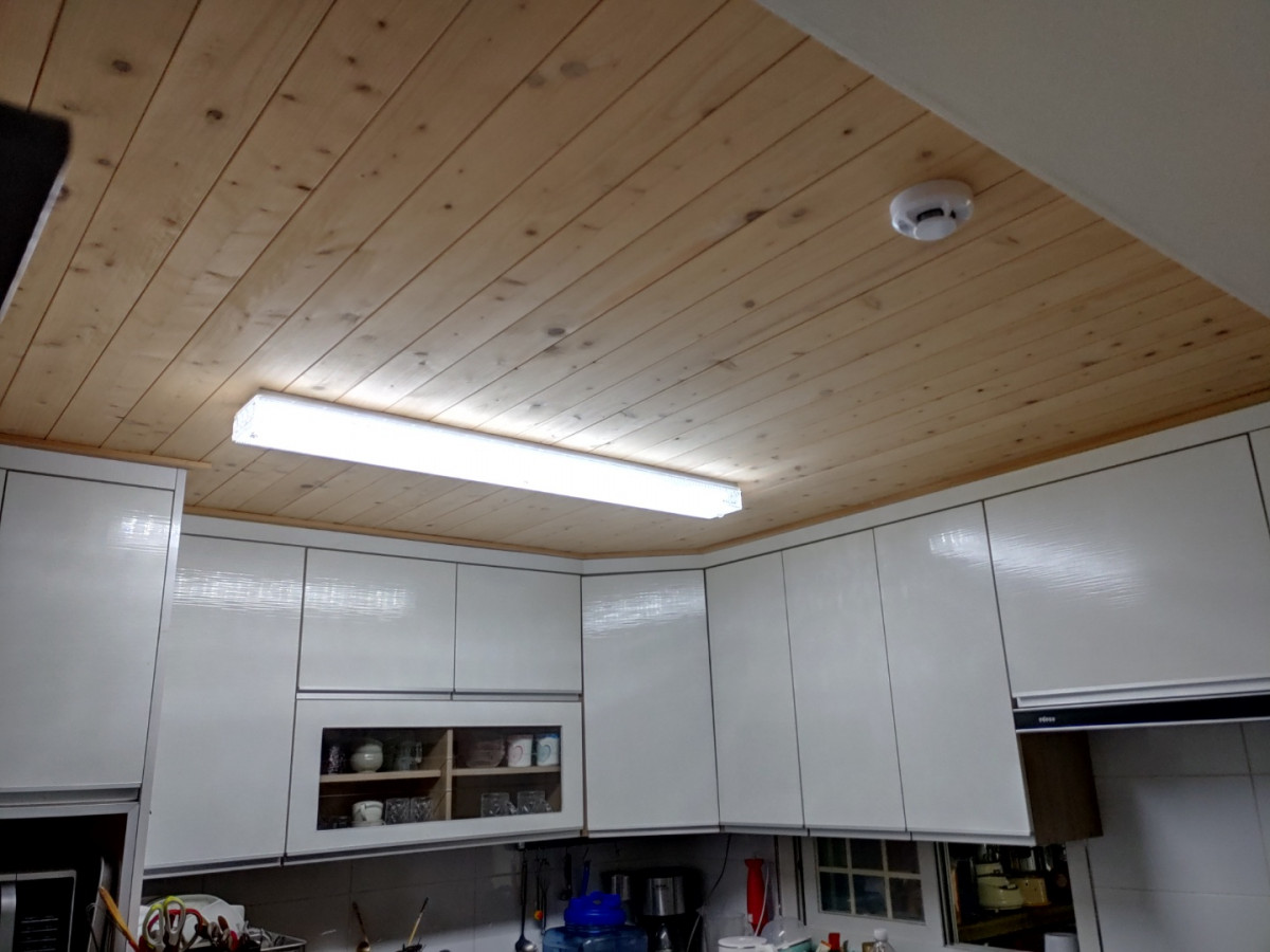 천장에 목재를 보강하고 새 전등으로 교체한 주방 천장